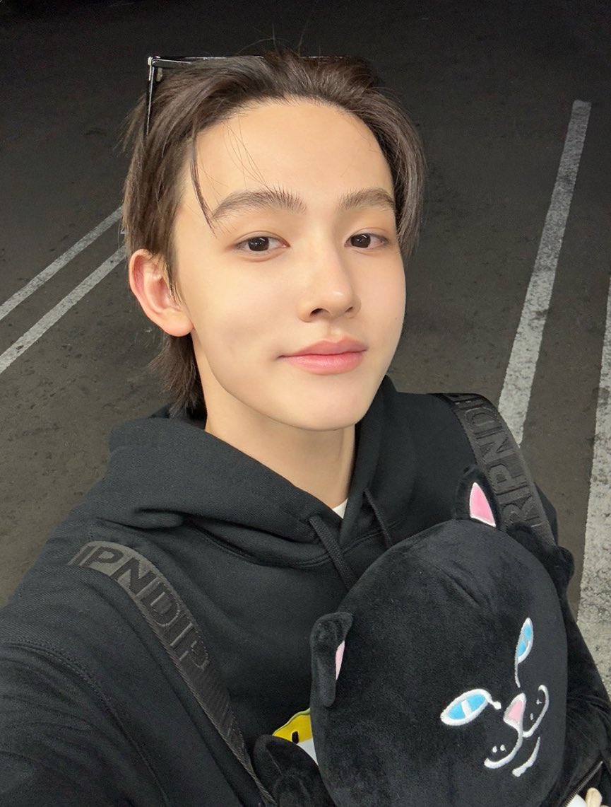 seonghyeonpost's tweet photo. this #SEONGHYEON picture is cute https://t.co/ki9FCs57yg