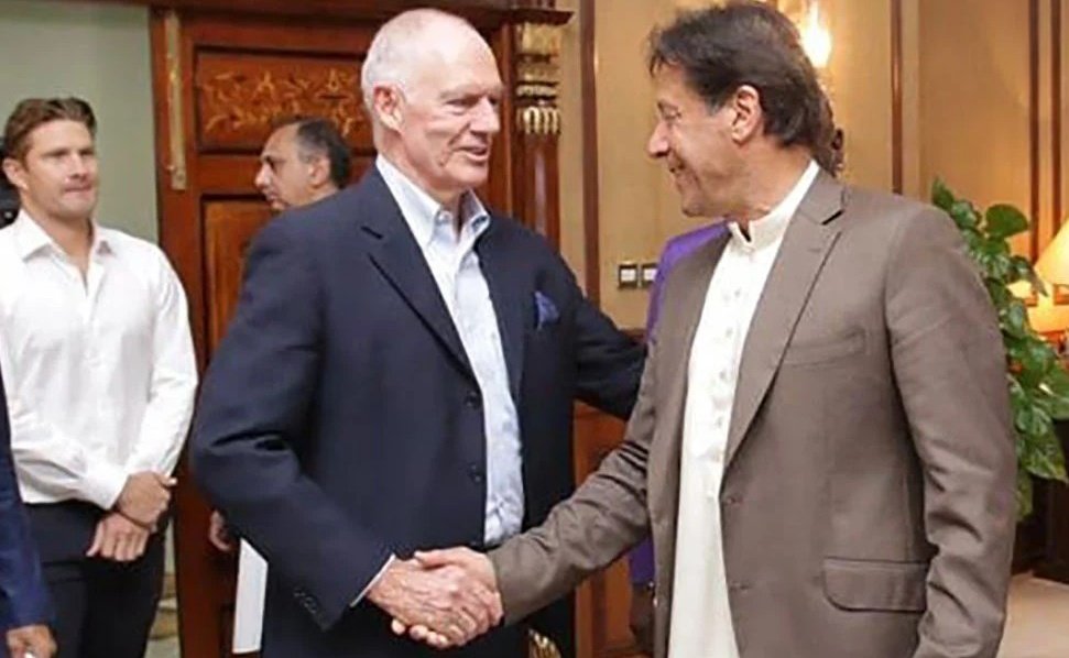 عمران خان کو جیل میں اُن کے اہلِ خانہ سے ملنے کی اجازت نہیں دی جا رہی اور اُن کی صحت بھی خراب ہو رہی ہے۔ اسی لیے میں نے دنیا بھر کے بیس کپتانوں سے رابطہ کیا تاکہ ہم عمران خان کے حق میں مؤثر آواز اٹھا سکیں۔ ان میں کپل دیو اور سنیل گواسکر پر خاصا دباؤ تھا، لیکن انہوں نے بھی اپنی