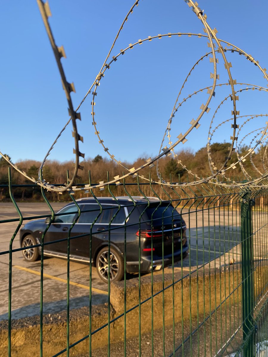 ykayabali's tweet photo. Darüşşafaka’da bir zamanlar bir otoparkımız ve acil durumda toplanma alanımız vardı.

@AFADBaskanlik tarafından acil toplanma alanı olarak belirlenen otopark, @TC_istanbul tarafından @borusanholding’e araç deposu olarak verilip kapıları kapatılmış, jiletli tel gerilmiş. https://t.co/jdzVp8bfsP