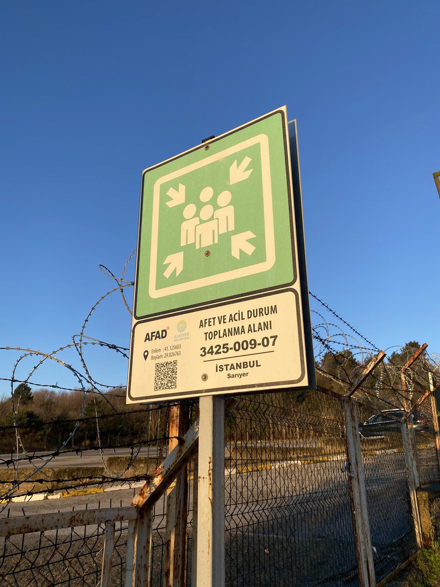 ykayabali's tweet photo. Darüşşafaka’da bir zamanlar bir otoparkımız ve acil durumda toplanma alanımız vardı.

@AFADBaskanlik tarafından acil toplanma alanı olarak belirlenen otopark, @TC_istanbul tarafından @borusanholding’e araç deposu olarak verilip kapıları kapatılmış, jiletli tel gerilmiş. https://t.co/jdzVp8bfsP