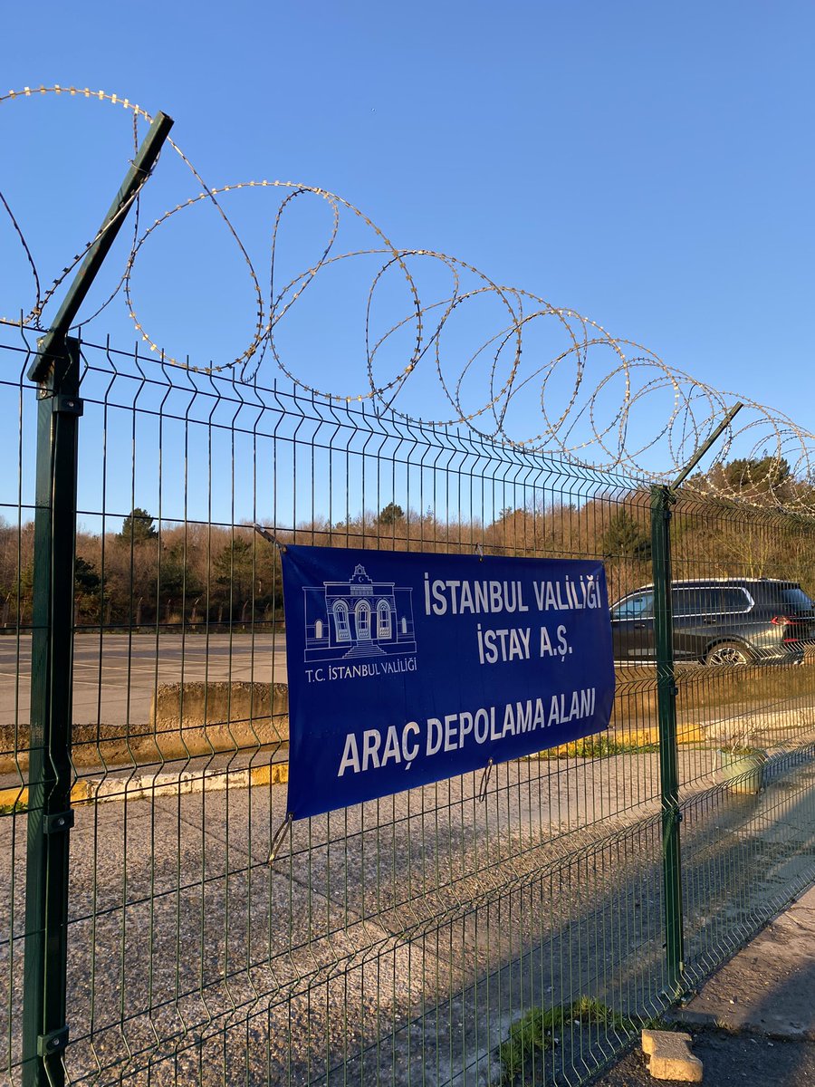 ykayabali's tweet photo. Darüşşafaka’da bir zamanlar bir otoparkımız ve acil durumda toplanma alanımız vardı.

@AFADBaskanlik tarafından acil toplanma alanı olarak belirlenen otopark, @TC_istanbul tarafından @borusanholding’e araç deposu olarak verilip kapıları kapatılmış, jiletli tel gerilmiş. https://t.co/jdzVp8bfsP