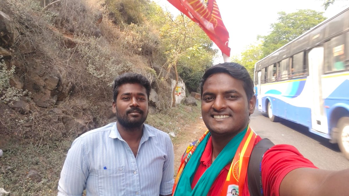gopi0908deva's tweet photo. #Selfie_With_Santhosh_Pallavaram
@DrKarthikeyanR 
பல்லாவரம் தொகுதி தம்பி சந்தோஷ் அவர்கள்

#மாற்றத்திற்கான_மக்களின்_மாநாடு நம் இனத்தின் திருவிழாவில் பங்கேற்க
பல்லாவரம் முதல் திருச்சி வரை நடைபயணமாக செல்கிறார்.
அவரை ஊக்கப்படுத்தி தன்படம் எடுத்துக்கொண்ட
உத்திரமேரூர் தொகுதி உறவு https://t.co/eNTJdxp24U