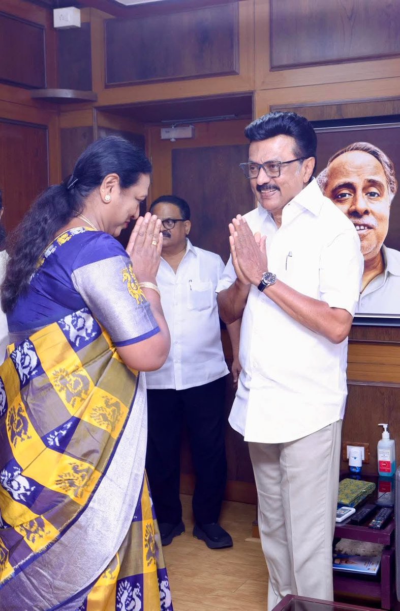 PremallathaDmdk's tweet image. முத்தமிழறிஞர் தலைவர் கலைஞர் மேல் மாறாத அன்பு கொண்டவர் நமது தலைவர்  ‘கேப்டன்’ விஜயகாந்த் அவர்கள்.

#DravidianModel ஆட்சி தொடரவும், தமிழ்நாடு அனைத்து வகையிலும் முன்னேறவும் இணைந்து பயணிப்போம்!

#வெல்வோம்_ஒன்றாக!

#dmdk #dmk