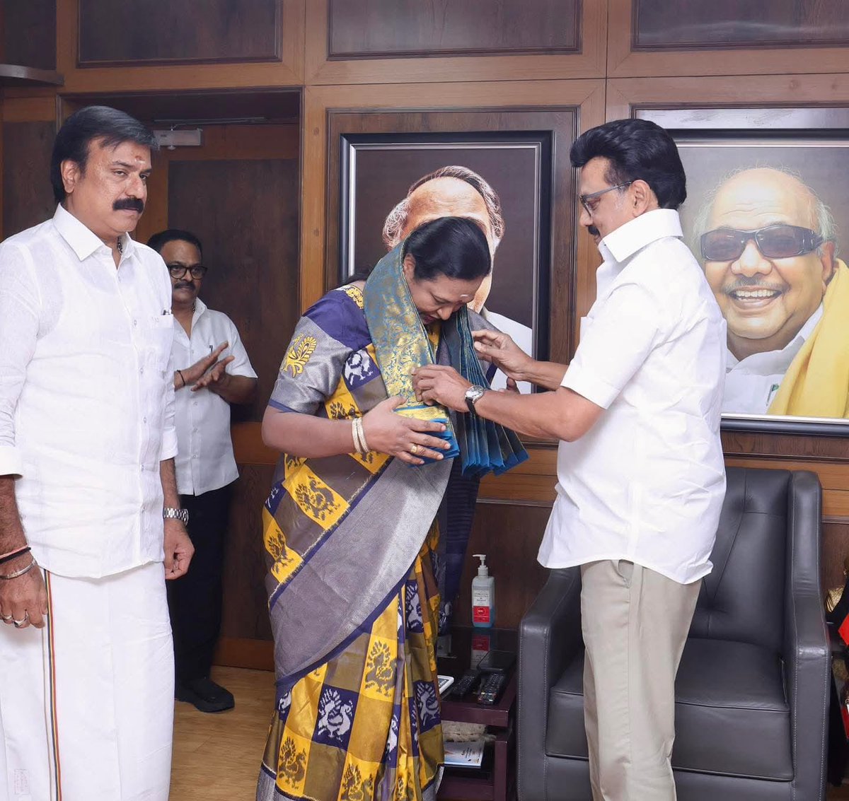 PremallathaDmdk's tweet image. முத்தமிழறிஞர் தலைவர் கலைஞர் மேல் மாறாத அன்பு கொண்டவர் நமது தலைவர்  ‘கேப்டன்’ விஜயகாந்த் அவர்கள்.

#DravidianModel ஆட்சி தொடரவும், தமிழ்நாடு அனைத்து வகையிலும் முன்னேறவும் இணைந்து பயணிப்போம்!

#வெல்வோம்_ஒன்றாக!

#dmdk #dmk