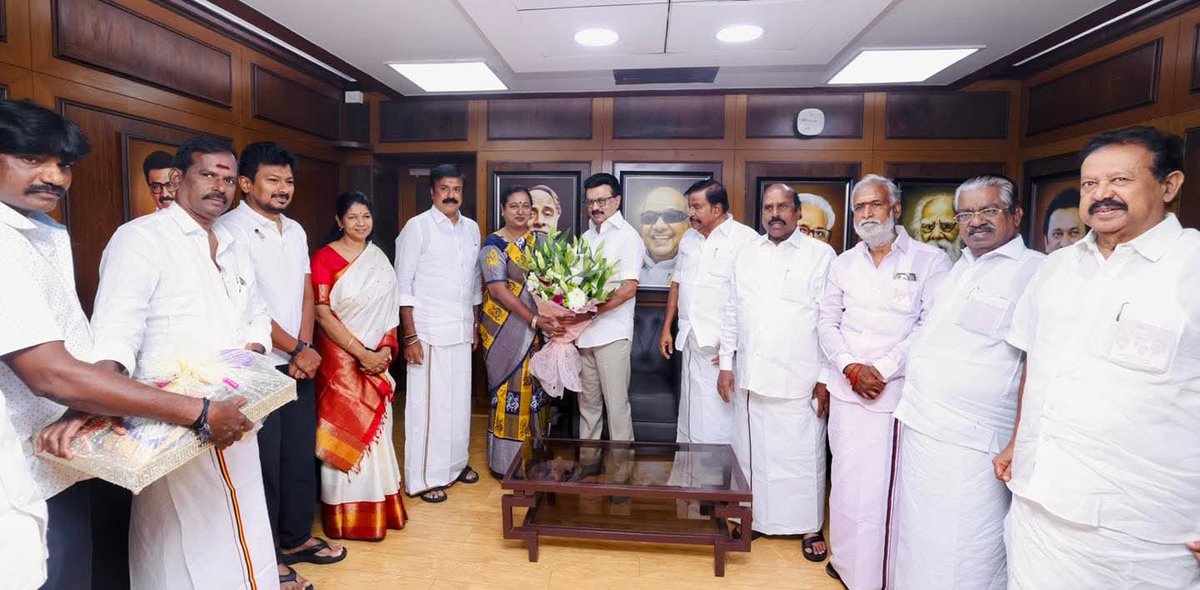 PremallathaDmdk's tweet image. முத்தமிழறிஞர் தலைவர் கலைஞர் மேல் மாறாத அன்பு கொண்டவர் நமது தலைவர்  ‘கேப்டன்’ விஜயகாந்த் அவர்கள்.

#DravidianModel ஆட்சி தொடரவும், தமிழ்நாடு அனைத்து வகையிலும் முன்னேறவும் இணைந்து பயணிப்போம்!

#வெல்வோம்_ஒன்றாக!

#dmdk #dmk