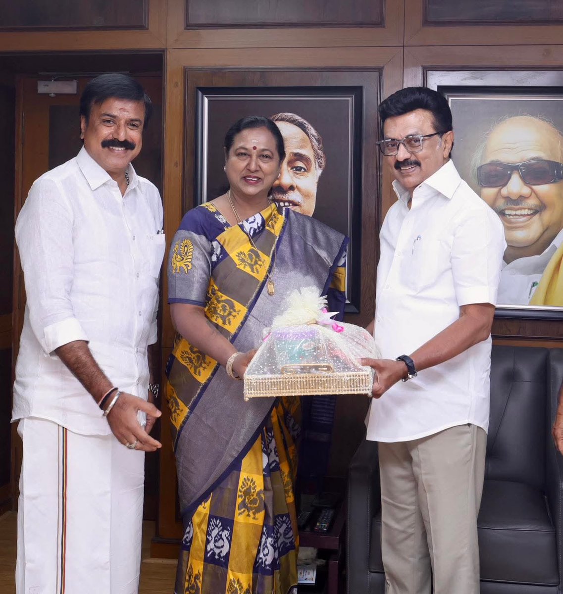 PremallathaDmdk's tweet image. முத்தமிழறிஞர் தலைவர் கலைஞர் மேல் மாறாத அன்பு கொண்டவர் நமது தலைவர்  ‘கேப்டன்’ விஜயகாந்த் அவர்கள்.

#DravidianModel ஆட்சி தொடரவும், தமிழ்நாடு அனைத்து வகையிலும் முன்னேறவும் இணைந்து பயணிப்போம்!

#வெல்வோம்_ஒன்றாக!

#dmdk #dmk