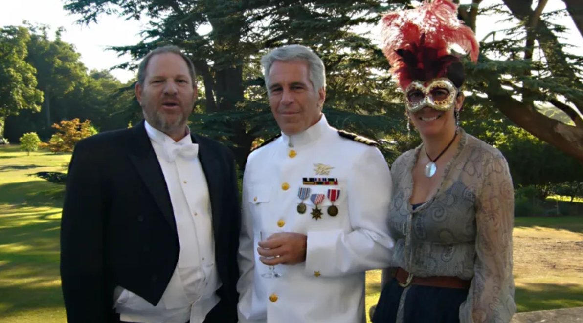 Beatrice's £400,000 18th birthday party was held at Windsor Castle with around 400 guests.🎂
Epstein was arrested a few days later.
Reports at the time suggested that many family members were advised against attending and very few, if any, did. Why do you suppose that was?❓