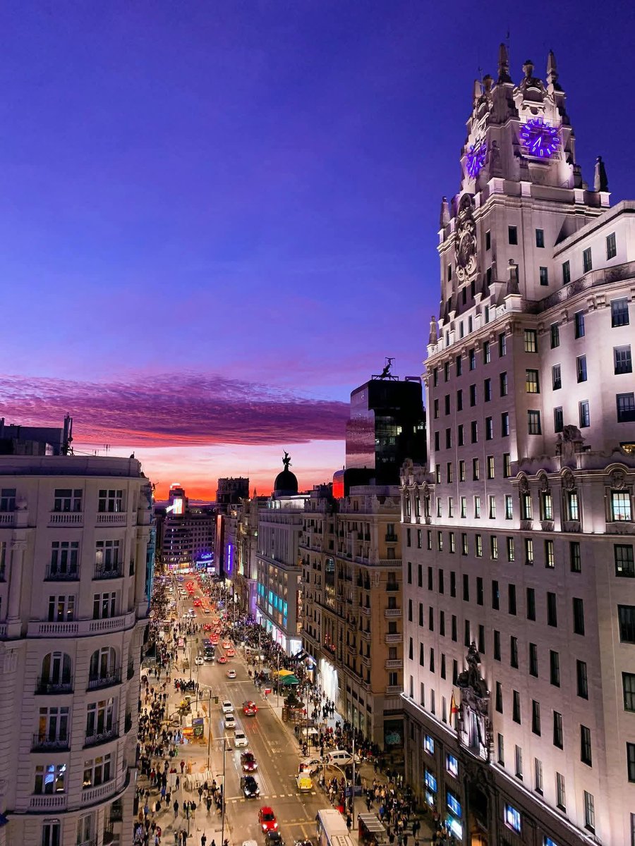 CityScapesNC's tweet photo. Gran Vía, Madrid, Spain 🇪🇸 https://t.co/RfaCeKYgFG