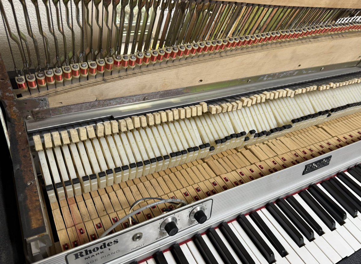 TIO101101's tweet photo. rhodes piano mark Ⅰのオーバーホール

鍵盤の破損箇所が多数
これは大掛かりなリペアになりそうです…

(rhodes pianoの修理は受け付けておりません🙇‍♂️) https://t.co/HL2y337lWf