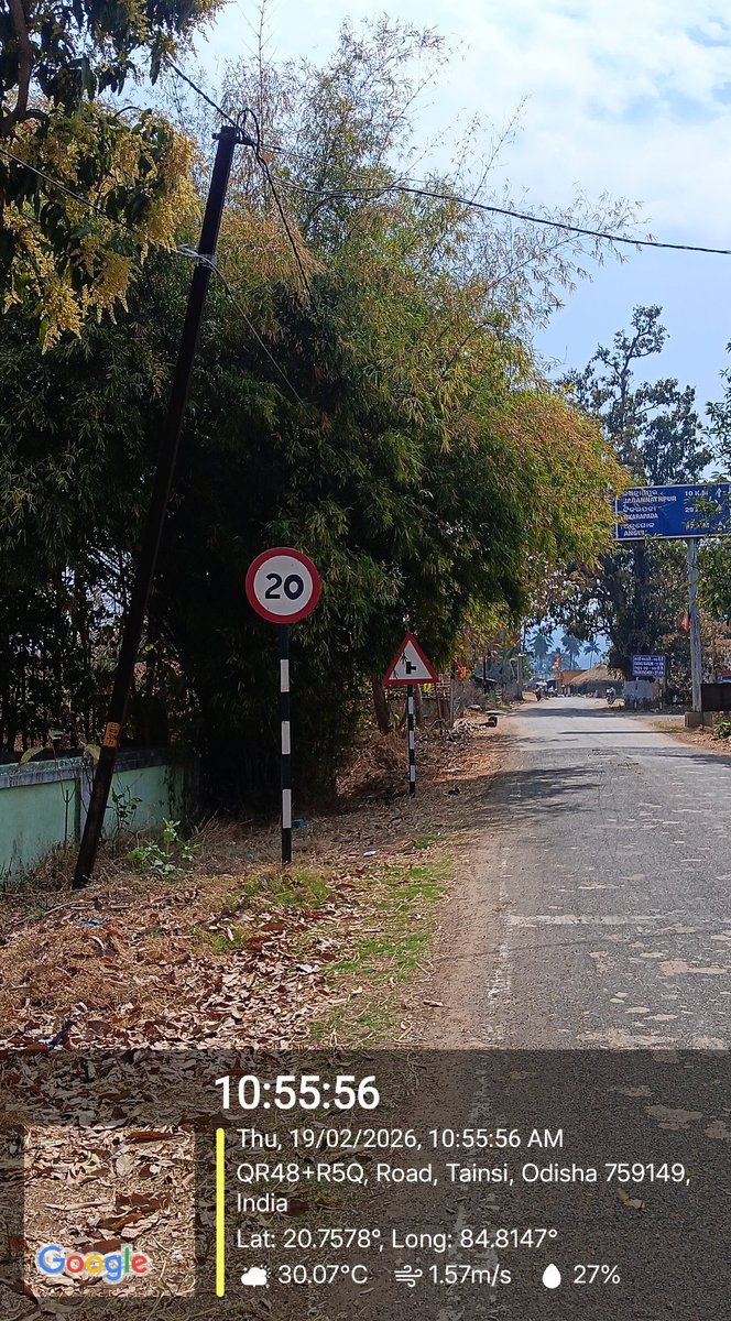 sipunkumar21's tweet photo. #ଅନୁଗୋଳ ଜିଲ୍ଲା #ଜରପଡା ସେକ୍ସନ #ଟାଇସି ଛକ ଠାରେ ବିଦ୍ୟୁତ୍ ତାର ଉପରେ ବାଉଁଶ ମାଡ଼ିକି ବିପଦ ସଙ୍କୁଳ ଅବସ୍ଥାରେ ଅଛି, ବିଦ୍ୟୁତ୍ ଖୁଣ୍ଟ ଟି ନଈ ଗଲାଣିତାର,ଛିଣ୍ଡିଯିବାର ସମ୍ଭାବନା ଅଛି l ବିଦ୍ୟୁତ୍ ଖୁଣ୍ଟ କୁ ସିଧା କରାଯାଇ, ତୁରନ୍ତ ଏହାକୁ ସଫା କରାଯାଉ l @CMO_Odisha @SecyChief @EnergyOdisha @TPCentralOdisha @angul_dm https://t.co/DEirNePB6t
