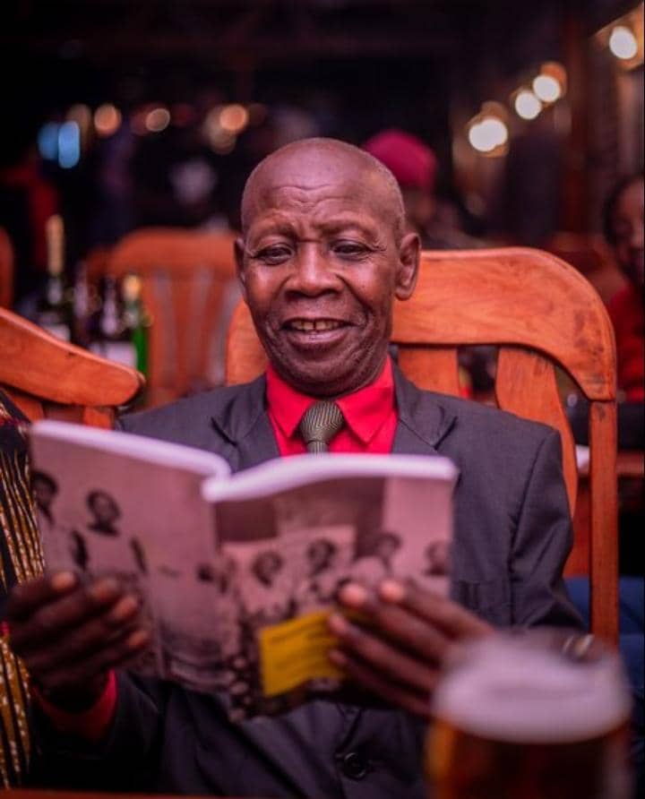 JClaudeNshimir's tweet photo. #Burundi. Umukinyi wa #NINDE, yamenyekanye kw'izina rya #Kireko, arwariye mu bitaro #Kira. Nk'uwunganiye mu kunywanisha Abarundi abicishije muri ico gikino, arabandanya kwitabwaho cane kuko afise uruhara yagize mu kwubaka Igihugu. Nk'uko bishikirizwa, amagara yiwe yifashe neza. https://t.co/JRpAaUu2lW