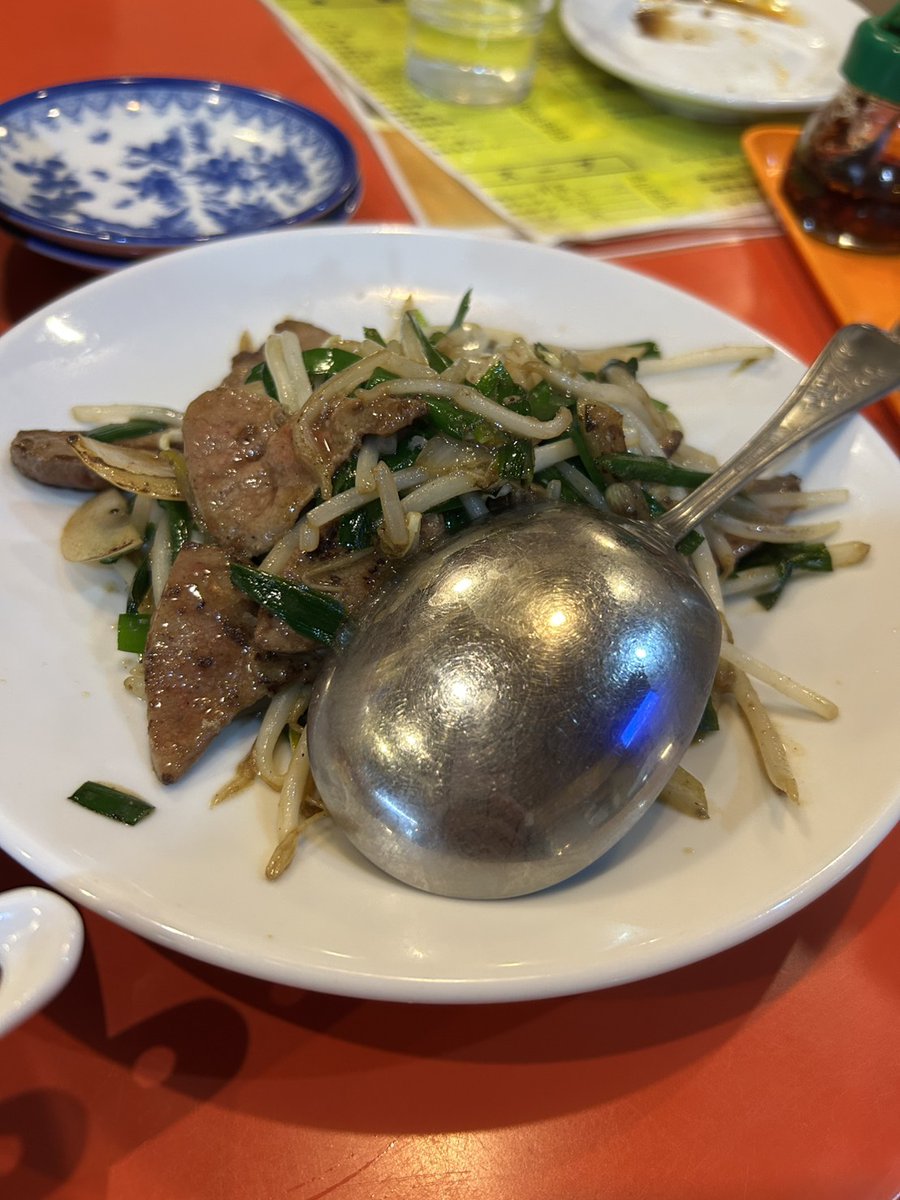 満州楼 (練馬)

町に愛される町中華

土曜夜に訪問。
少し遅い時間に訪れたのだが、ご夫婦がテーブル席にテレビが見えるように横並びに座り、談笑しながらオリンピックを見ていて、おそらく小さい頃から来ているのであろう20代前半くらいの女の子が1人で来ていた。