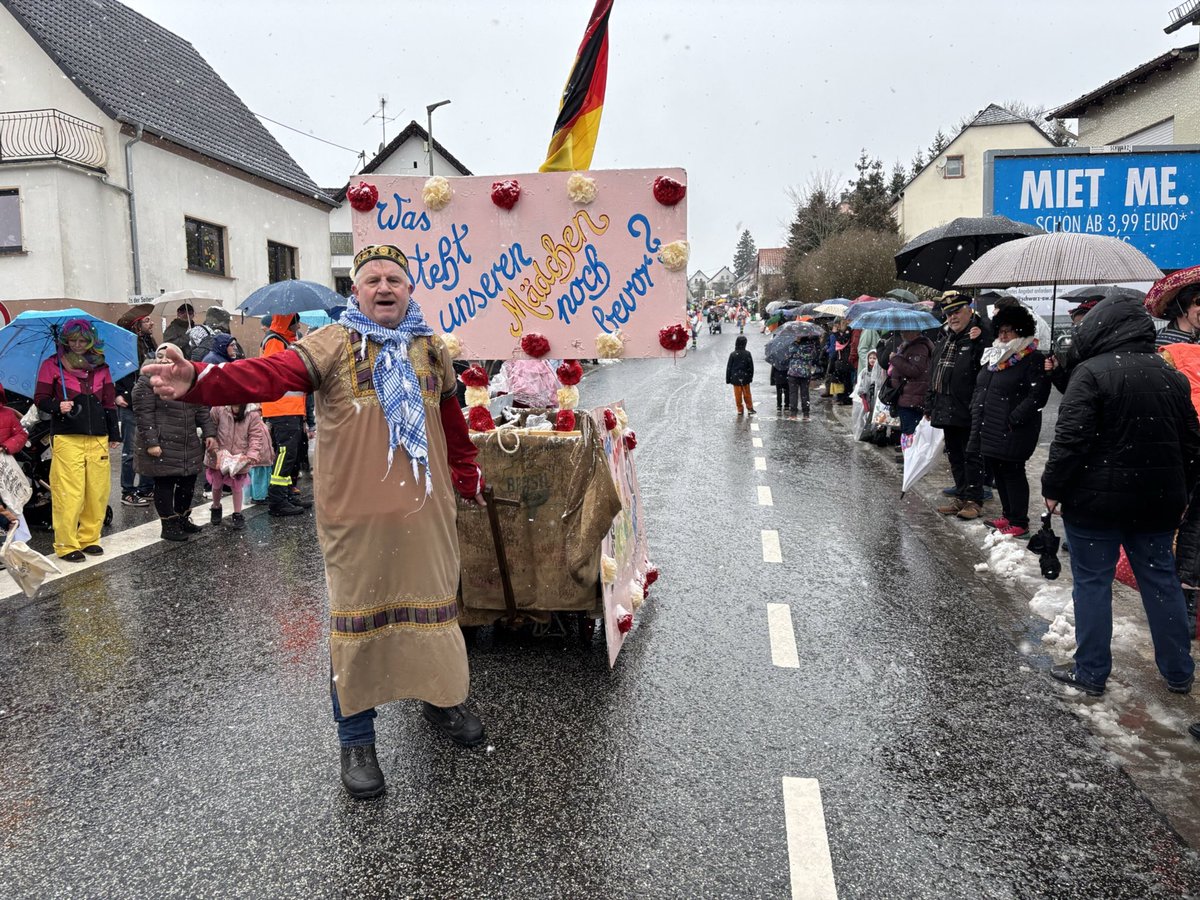 In der Gemeinde Nonnweiler (Saarland, rund 9.000 Einwohner) reckten zwei Personen islamkritische Schilder beim Rosenmontags-Umzug in die Luft. Darauf zu lesen: »Was steht unseren Mädchen noch bevor?  Kalifat, Scharia, Nikab, Burka.« Deshalb prüft nun jetzt der Staatsschutz, »ob