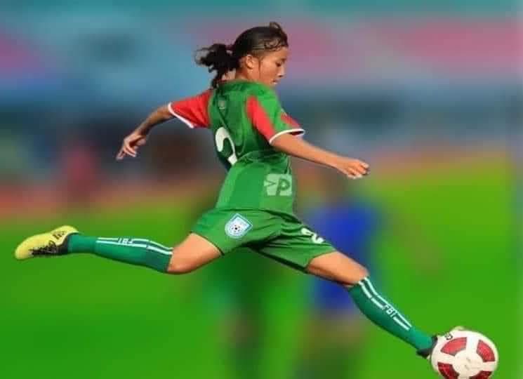 নারী শুধু কারো কন্যা, কারো স্ত্রী, কারো বোন, কারো মা - এই সম্পর্কগুলোর ভেতর সীমাবদ্ধ কোনো পরিচয় নয়।

সে মানুষ।

তার নিজস্ব সত্তা আছে, নিজস্ব স্বপ্ন আছে, নিজের মতো করে বাঁচার অধিকার আছে।

সে কাজ করে - নিজের যোগ্যতায় জায়গা তৈরি করে।
সে ক্লান্ত হলে থামে - কারণ সে যন্ত্র না।
সে