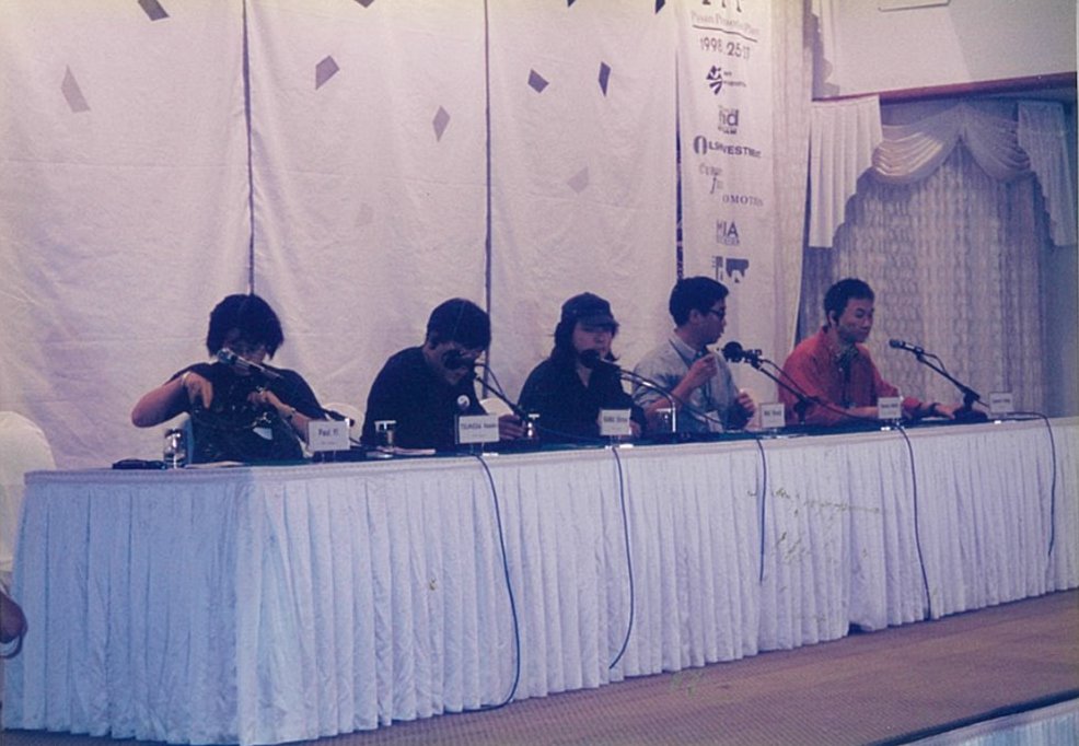 【秘蔵写真②】
　
エドワード・ヤン監督
岩井俊二監督
スタンリー・クワン監督が
集合した「Y2Kプロジェクト」立ち上げ時、
98年の写真②。
会見の写真もあります。
　　
『#ヤンヤン夏の想い出 4Kレストア版』
全国で順次公開中🎬

#エドワード・ヤン 
#ヤンヤン4K