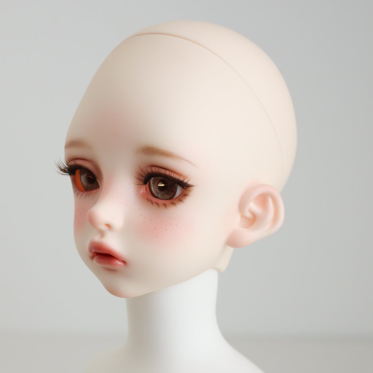 앙겔로그 유니스(SD) 노멀

오더 내용: 수줍음 많은 소녀, 주근깨, 콧등까지 이어진 셰딩
불호 키워드: 하트 입술, 짙은 입꼬리점
에나멜: 입술, 점막, 언더래쉬