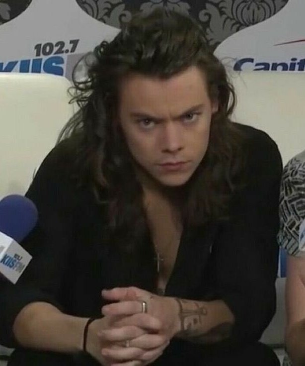 babywcakes's tweet photo. estética rara: quando vc é bissexual e malvado, tem long hair e seu marido se chama louis https://t.co/eW9AvVqDBC