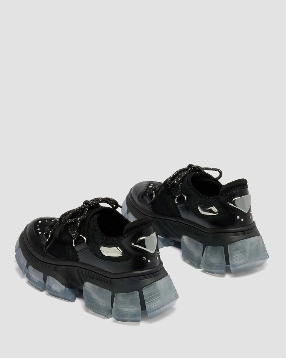 ドクターマーチンの新作スニーカーがハイブラルックスでめちゃくちゃ高見えする。

プラダ×バレンシアガを出して割った感じ◎

極太のスラックスに合わせたい。