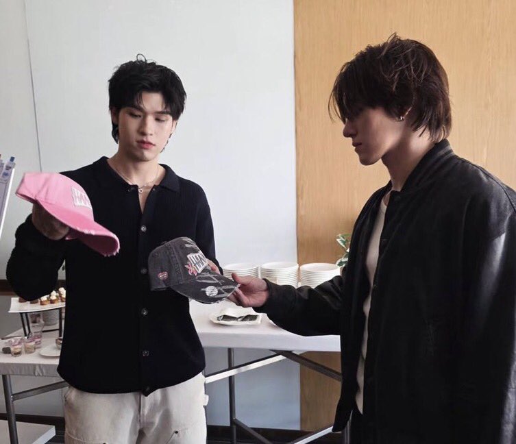 สกายมีทุกอย่างเลย เสื้อ กระเป๋า หมวก แล้วก็เจ้าของแบรนด์ฮานน่า