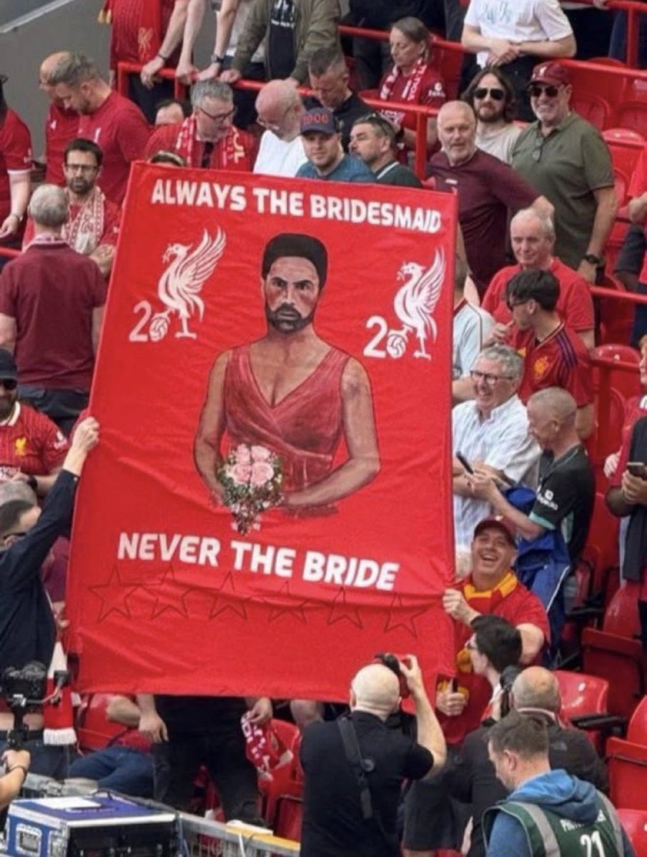 Please Lord this bridesmaid loves being a bridesmaid. Don’t make him a bride 🙏🏻