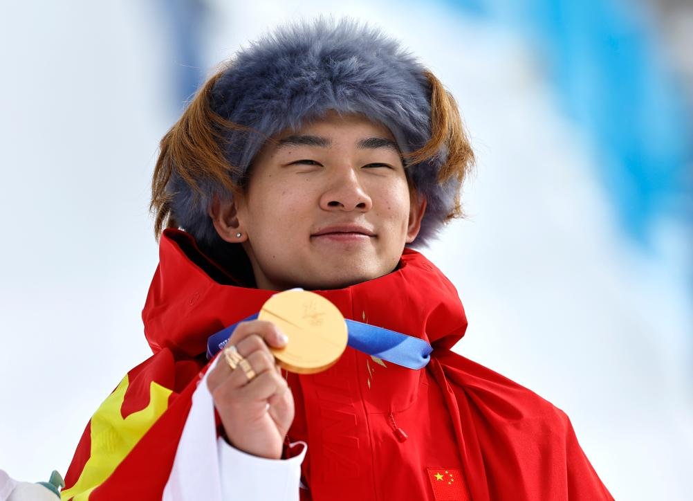 PDChinese's tweet photo. 【大年初二，雙金臨門】18日，大年初二，中國冰雪健兒用兩枚冬奧會金牌獻上新春厚禮。蘇翊鳴在22歲生日當天摘下單板滑雪男子坡面障礙技巧金牌，這也是中國代表團本屆賽事首金。老將徐夢桃在自由式滑雪女子空中技巧項目中奪冠，成為該項目首位成功衛冕的冠軍。 https://t.co/hcWUgdq37u