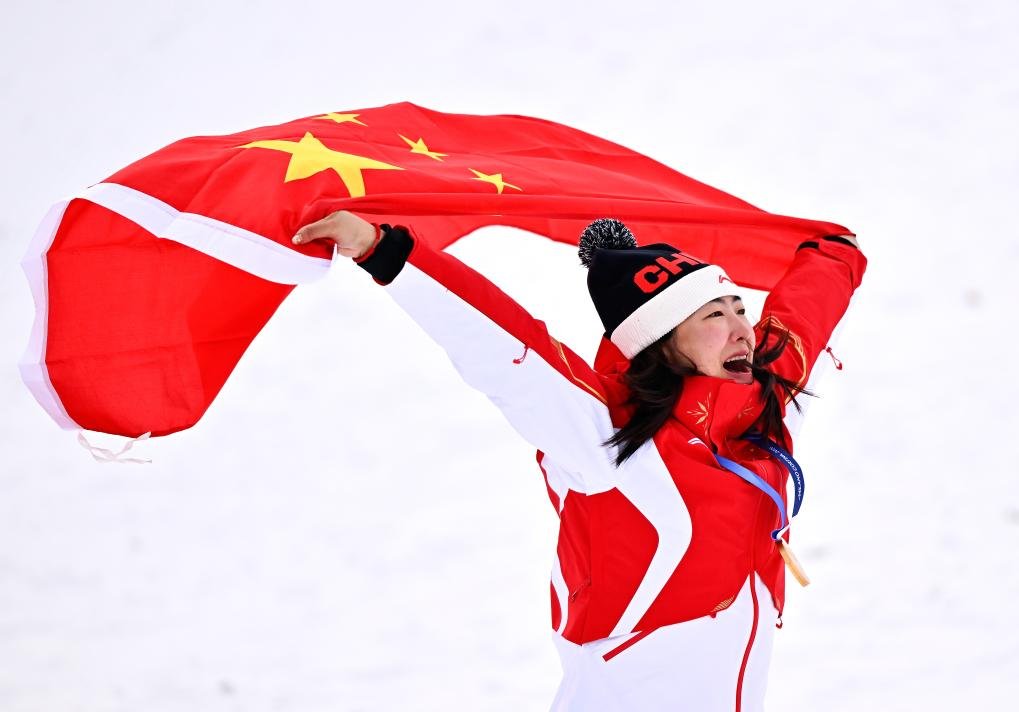 PDChinese's tweet photo. 【大年初二，雙金臨門】18日，大年初二，中國冰雪健兒用兩枚冬奧會金牌獻上新春厚禮。蘇翊鳴在22歲生日當天摘下單板滑雪男子坡面障礙技巧金牌，這也是中國代表團本屆賽事首金。老將徐夢桃在自由式滑雪女子空中技巧項目中奪冠，成為該項目首位成功衛冕的冠軍。 https://t.co/hcWUgdq37u