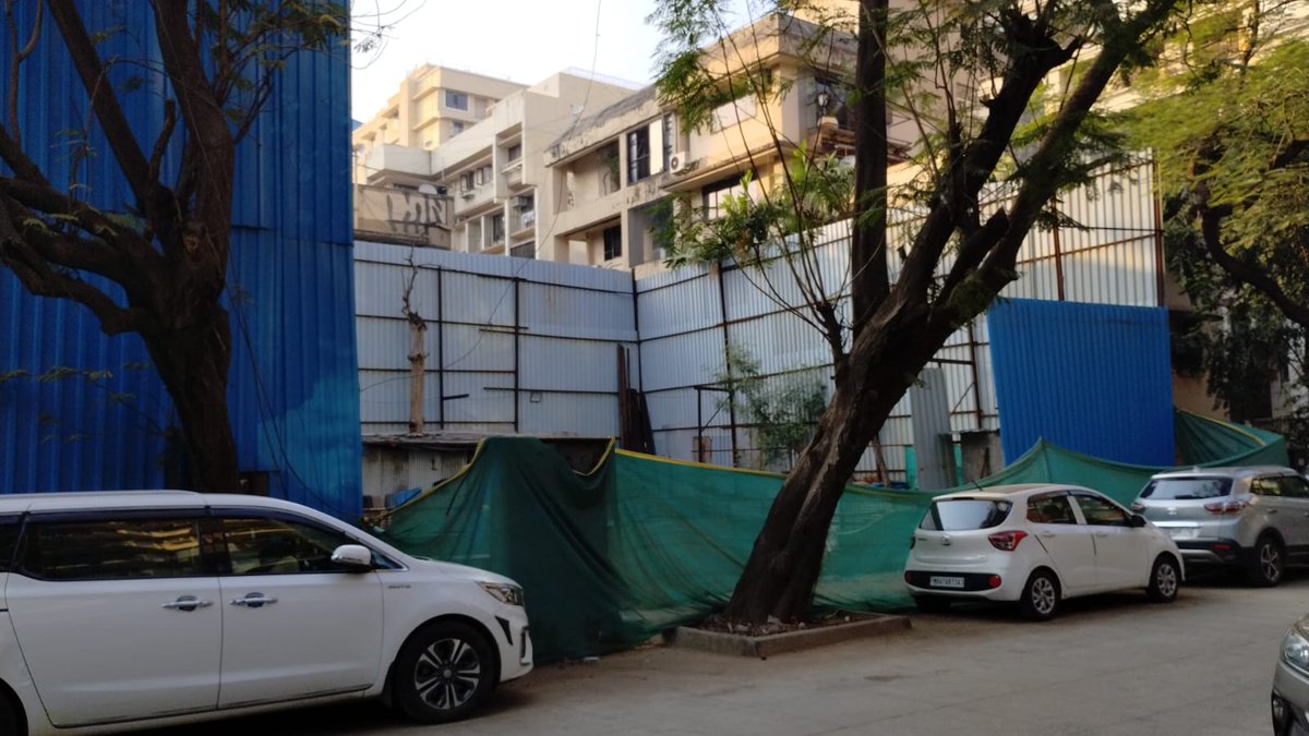 Ashutosh_Buch's tweet photo. A builder has taken over the entire footpath to store construction material, forcing pedestrians onto the road.

Why are such violations allowed to continue?

Kindly intervene urgently

Central Avenue, Santacruz W
Loc : https://t.co/YCwKlaIMKO

@mybmc @MumbaiPolice @mumbaimatterz https://t.co/YCkpXeZSGA