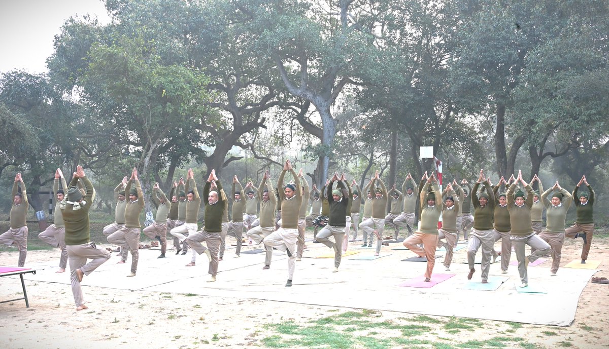 70BnSSB_INDIA's tweet photo. आज दिनांक 19.02.2026को 70वीं वाहिनी, सशस्त्र सीमा बल, लखीमपुर खीरी में कार्मिकों हेतु प्रातःकालीन योग अभ्यास का आयोजन किया गया ।
योग सत्र के दौरान विभिन्न आसनों एवं प्राणायाम का अभ्यास कराया गया, जिससे जवानों की शारीरिक सुदृढ़ता, मानसिक एकाग्रता एवं आत्मबल में वृद्धि हो ।
#70BN https://t.co/9dQWzdkpqH