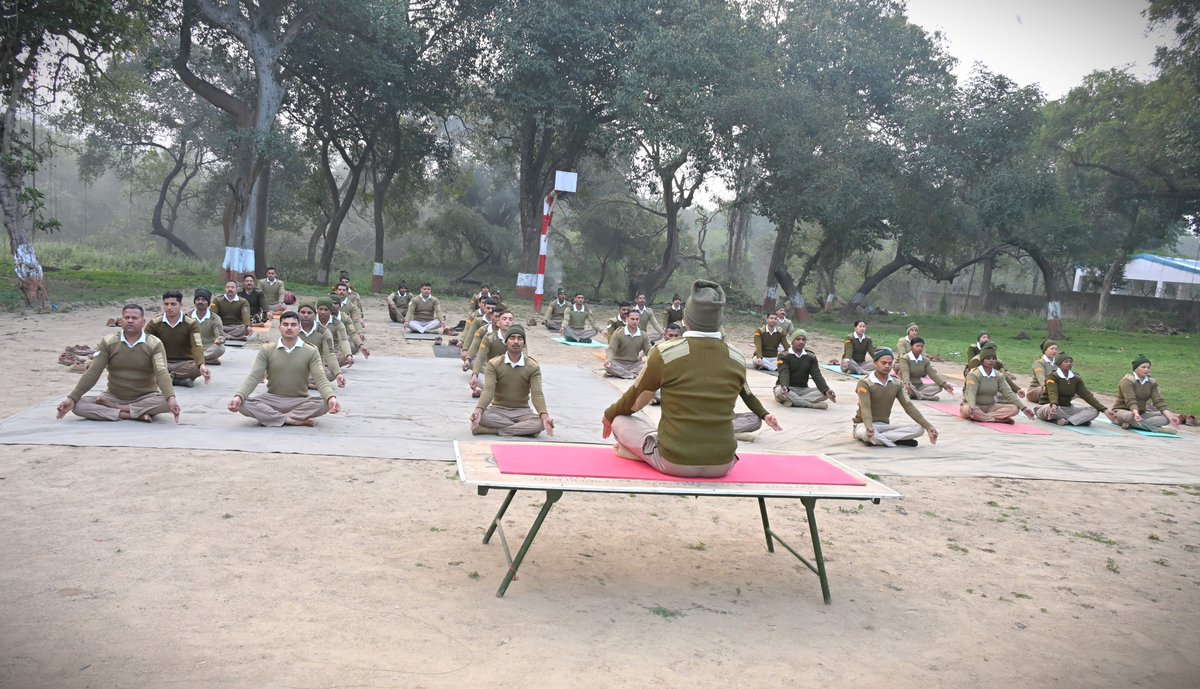 70BnSSB_INDIA's tweet photo. आज दिनांक 19.02.2026को 70वीं वाहिनी, सशस्त्र सीमा बल, लखीमपुर खीरी में कार्मिकों हेतु प्रातःकालीन योग अभ्यास का आयोजन किया गया ।
योग सत्र के दौरान विभिन्न आसनों एवं प्राणायाम का अभ्यास कराया गया, जिससे जवानों की शारीरिक सुदृढ़ता, मानसिक एकाग्रता एवं आत्मबल में वृद्धि हो ।
#70BN https://t.co/9dQWzdkpqH