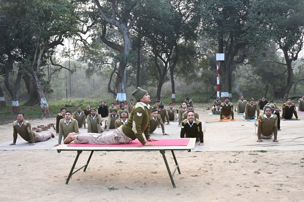 70BnSSB_INDIA's tweet photo. आज दिनांक 19.02.2026को 70वीं वाहिनी, सशस्त्र सीमा बल, लखीमपुर खीरी में कार्मिकों हेतु प्रातःकालीन योग अभ्यास का आयोजन किया गया ।
योग सत्र के दौरान विभिन्न आसनों एवं प्राणायाम का अभ्यास कराया गया, जिससे जवानों की शारीरिक सुदृढ़ता, मानसिक एकाग्रता एवं आत्मबल में वृद्धि हो ।
#70BN https://t.co/9dQWzdkpqH