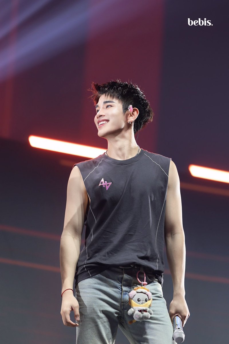 ออร่านี้ ✨

FOURTH BORN TO BE ARTIST
#RISERCONCERTD3 
#fourthnattawat <a href="/tawattannn/">FOURTH</a>