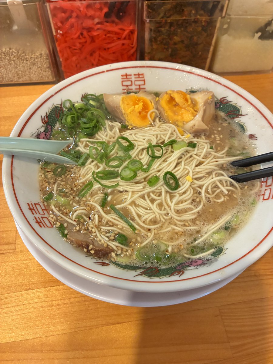 ramentabezou's tweet photo. 豚骨ラーメン＆替玉🍜食べるならここ‼︎というお店に訪麺。開店前に並んでみたらすでに２人のお客さん。替玉を幾度となく食べるための豚骨ラーメン。シンプルに最高に美味い。旨い😋替玉の硬さを変えて楽しむべし。無料トッピング激アツ❤️‍🔥
#熊谷 #てっちゃん #人気ラーメン店 #豚骨 https://t.co/qb76wNB7RM