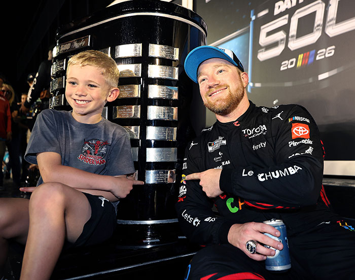 Poseidonscoins's tweet image. #TylerReddick 2026 Daytona 500 victory included a visit to Victory Lane by team co‑owner #MichaelJordan Broadcast footage later captured a brief interaction between Jordan and Reddick’s young son, Beau, which some viewers have characterized as inappropriate.
#Daytona500