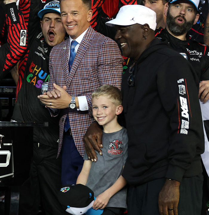 Poseidonscoins's tweet image. #TylerReddick 2026 Daytona 500 victory included a visit to Victory Lane by team co‑owner #MichaelJordan Broadcast footage later captured a brief interaction between Jordan and Reddick’s young son, Beau, which some viewers have characterized as inappropriate.
#Daytona500