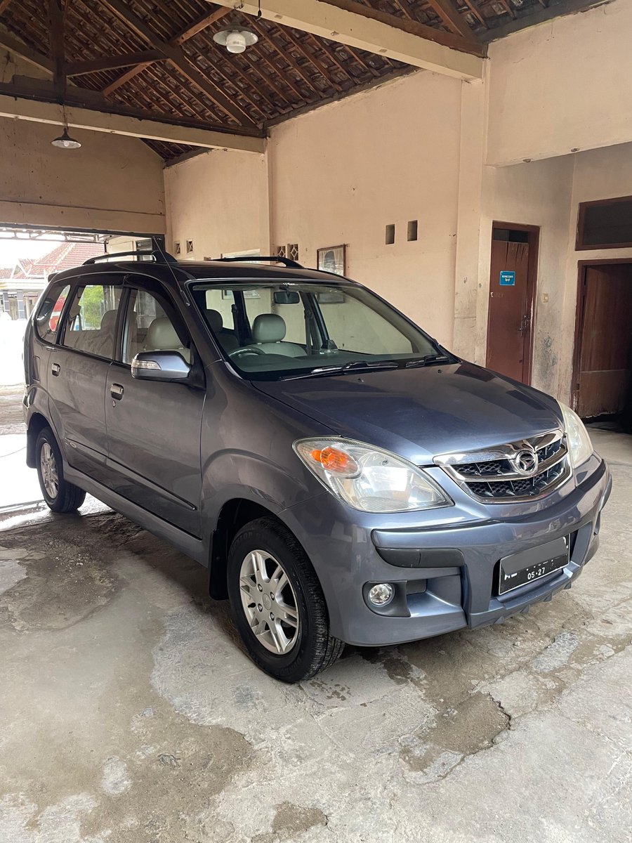 MasMasBiassaa's tweet photo. Kalau boleh diibaratkan sepatu, Avanza Xenia Innova itu kayak Sandal Swallow.

Serba murah meriah, robust, ngga bakal rusak dibawa kemanapun kecuali pas dipake ada temen ngisengin diinjek sampe talinya putus, basic needs jadi alas kaki jelas & pasti terpenuhi, tapi soal kenyamanan jelas minus, handling jangan diharapkan, buat lari sprint jelas nggak enak, pokoknya basic aja, fungsinya cuma buat jadi sebuah mobil.

Kalo dibandingin antara Avanza & Xenia, jujur dari harga bekas & jual kembalinya juga lebih anteng Xenia dibanding Avanza loh, padahal Xenia sendiri printilan²nya ga selengkap Avanza

Jadi, belilah Xenia kalo sekiranya kalian ga gengsi pake mobil logonya D, mau dibuat rental, budget pas-pas an tapi pengen punya 7 seater yang proper, buat mobil project modipan atau mau dibuat taksi online.

Tapi belilah Avanza kalo mau dijadiin pemakaian pribadi, budget lebih fleksibel dan yang pastinya kalo gengsi ama tetangga, wkwkwk

Monggo, persiapan mudik
--------------------------------
Bismillah Dijual
Daihatsu Xenia Type Xi Tahun 2010

-Nopol AE Asli Kelahiran AE
-Pajak Hidup
-Body Mulus Orisinilan
-Odo 67rb Antik Asli Record
-Mesin Sehat & Tidak Rembes
-Presneleng Empuk
-Interior Bersih & Original
-Ban Ban Masih Tebal
-Kaki Kaki Senyap
-Tidak Ada Kendala Tinggal Pakai Saja
-Lihat Jaminan Pasti Suka
Lokasi Unit Madiun Kota

Harga 98.000.000 Nego

Wa https://t.co/9KgdzMcHuX