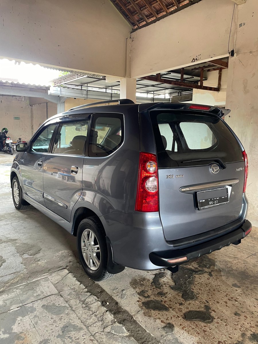 MasMasBiassaa's tweet photo. Kalau boleh diibaratkan sepatu, Avanza Xenia Innova itu kayak Sandal Swallow.

Serba murah meriah, robust, ngga bakal rusak dibawa kemanapun kecuali pas dipake ada temen ngisengin diinjek sampe talinya putus, basic needs jadi alas kaki jelas & pasti terpenuhi, tapi soal kenyamanan jelas minus, handling jangan diharapkan, buat lari sprint jelas nggak enak, pokoknya basic aja, fungsinya cuma buat jadi sebuah mobil.

Kalo dibandingin antara Avanza & Xenia, jujur dari harga bekas & jual kembalinya juga lebih anteng Xenia dibanding Avanza loh, padahal Xenia sendiri printilan²nya ga selengkap Avanza

Jadi, belilah Xenia kalo sekiranya kalian ga gengsi pake mobil logonya D, mau dibuat rental, budget pas-pas an tapi pengen punya 7 seater yang proper, buat mobil project modipan atau mau dibuat taksi online.

Tapi belilah Avanza kalo mau dijadiin pemakaian pribadi, budget lebih fleksibel dan yang pastinya kalo gengsi ama tetangga, wkwkwk

Monggo, persiapan mudik
--------------------------------
Bismillah Dijual
Daihatsu Xenia Type Xi Tahun 2010

-Nopol AE Asli Kelahiran AE
-Pajak Hidup
-Body Mulus Orisinilan
-Odo 67rb Antik Asli Record
-Mesin Sehat & Tidak Rembes
-Presneleng Empuk
-Interior Bersih & Original
-Ban Ban Masih Tebal
-Kaki Kaki Senyap
-Tidak Ada Kendala Tinggal Pakai Saja
-Lihat Jaminan Pasti Suka
Lokasi Unit Madiun Kota

Harga 98.000.000 Nego

Wa https://t.co/9KgdzMcHuX