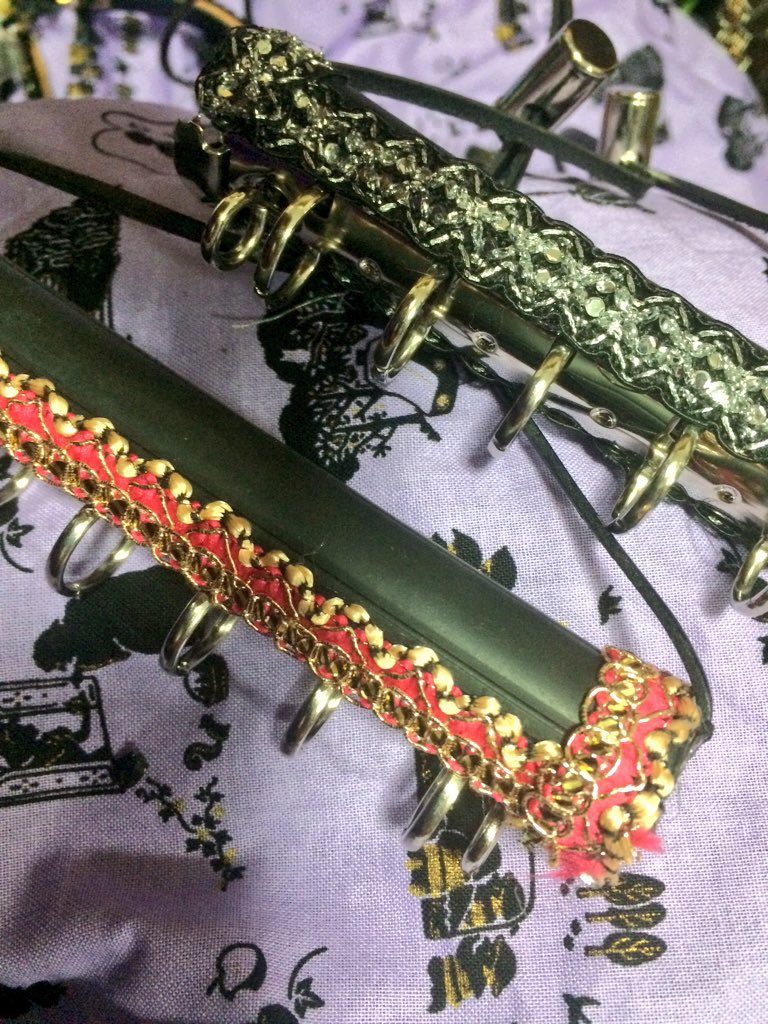 sasakichi_akiba's tweet photo. コロナ明けコミケ出店したときに
アクセあまり売れなくて
もう自分の感性で作るアクセは
売れないんだなぁと蓋を閉じてました
でも流れとタイミングなんだなぁと
手作りで2004年からスタートして
約5000個はアイテム販売してきた実���
今だにつかってくれてる方もいるから
またアクセも販売してみよう
#kowareya