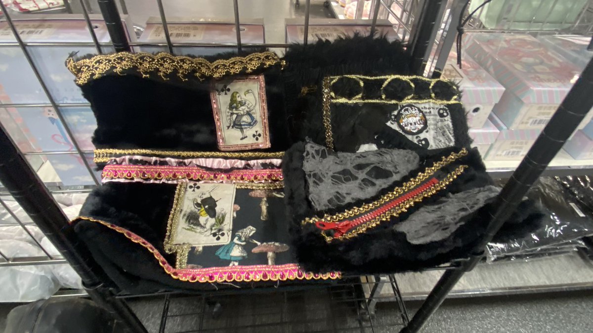 sasakichi_akiba's tweet photo. コロナ明けコミケ出店したときに
アクセあまり売れなくて
もう自分の感性で作るアクセは
売れないんだなぁと蓋を閉じてました
でも流れとタイミングなんだなぁと
手作りで2004年からスタートして
約5000個はアイテム販売してきた実���
今だにつかってくれてる方もいるから
またアクセも販売してみよう
#kowareya