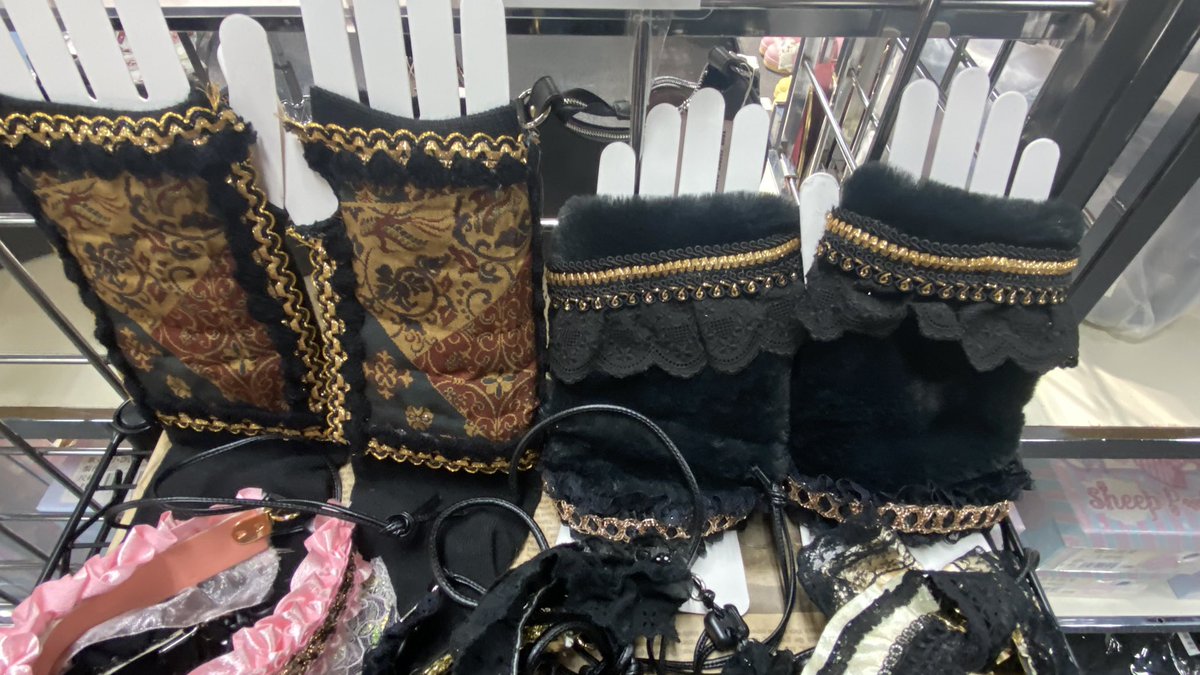 sasakichi_akiba's tweet photo. コロナ明けコミケ出店したときに
アクセあまり売れなくて
もう自分の感性で作るアクセは
売れないんだなぁと蓋を閉じてました
でも流れとタイミングなんだなぁと
手作りで2004年からスタートして
約5000個はアイテム販売してきた実���
今だにつかってくれてる方もいるから
またアクセも販売してみよう
#kowareya