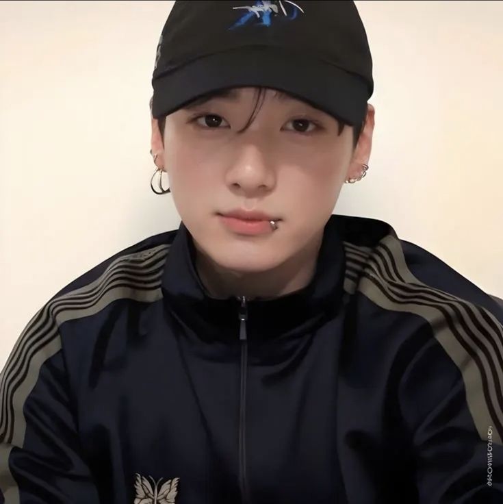#JikookAu | Pitch ⚾️🧢

Park Jimin tem muito com o que se preocupar no seu penúltimo ano e acompanhar o time de beisebol na liga regional não deveria ser uma delas. Pena que ele não pode decidir por isso e nem sobre a atenção que recebe do rebatedor estrela, Jeon Jungkook.

Pena!