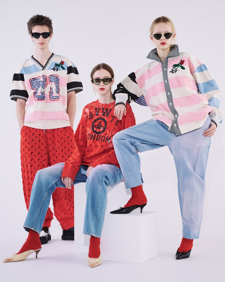 どこかレトロなムードを纏ったフットボールシャツが、淡いピンクと