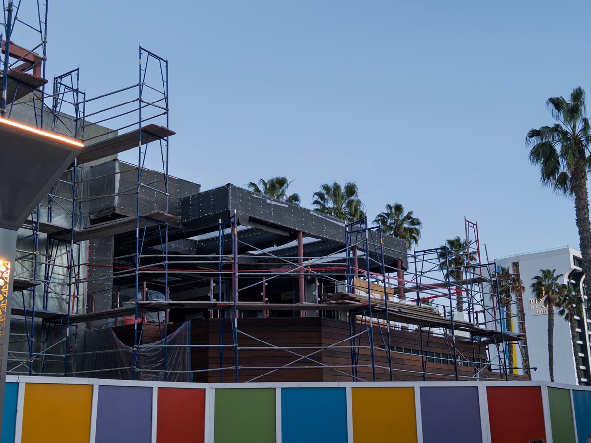 Scrim has been removed from the scaffolding at Earl/The Carnaby, likely due to wind. 

Lots of visible concrete work ongoing. There looks to be a terrace on the second floor, near the back of the restaurant.