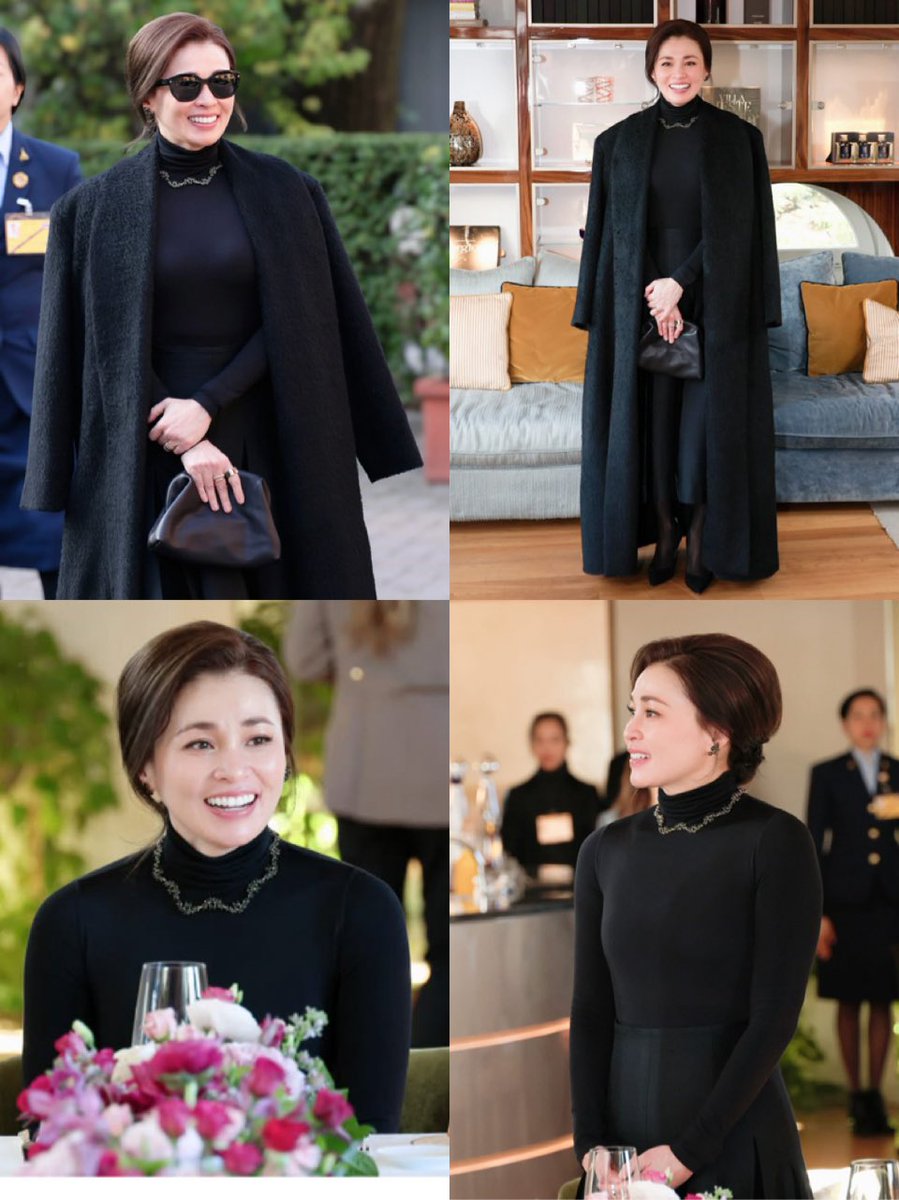 Look ที่ 2 in อิตาลี #โอลิมปิคฤดูหนาว ❄️🇮🇹
ทรงร่วมงานถวายพระกระยาหารกลางวัน ห้องอาหารอัลตาริว่า โรงแรมปาลาซโซ เวเนเซีย
ทรงกระโปรงบานจับคู่กับเสื้อคอพันเข้ารูปสีดำคลุมทับด้วยเสื้อโค้ทยาว เรียบ หรู งามสมบรมราชินี✨
#พระราชินี #พระราชินีสุทิดา #อิตาลี
#QueenSuthida #MilanoCorina2026