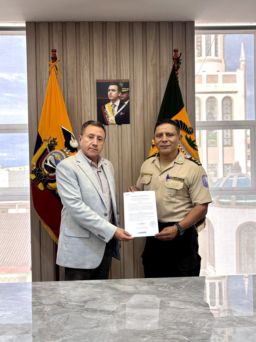 JaimeSerpaEc's tweet photo. Hoy entregué un reconocimiento al Coronel Pablo Fajardo Delgado, jefe saliente de la Policía Nacional del Ecuador Distrito Machala, por su compromiso y trabajo decidido por la seguridad de Machala y de toda la provincia de El Oro.

#ElNuevoEcuador https://t.co/epzJMxcIhq
