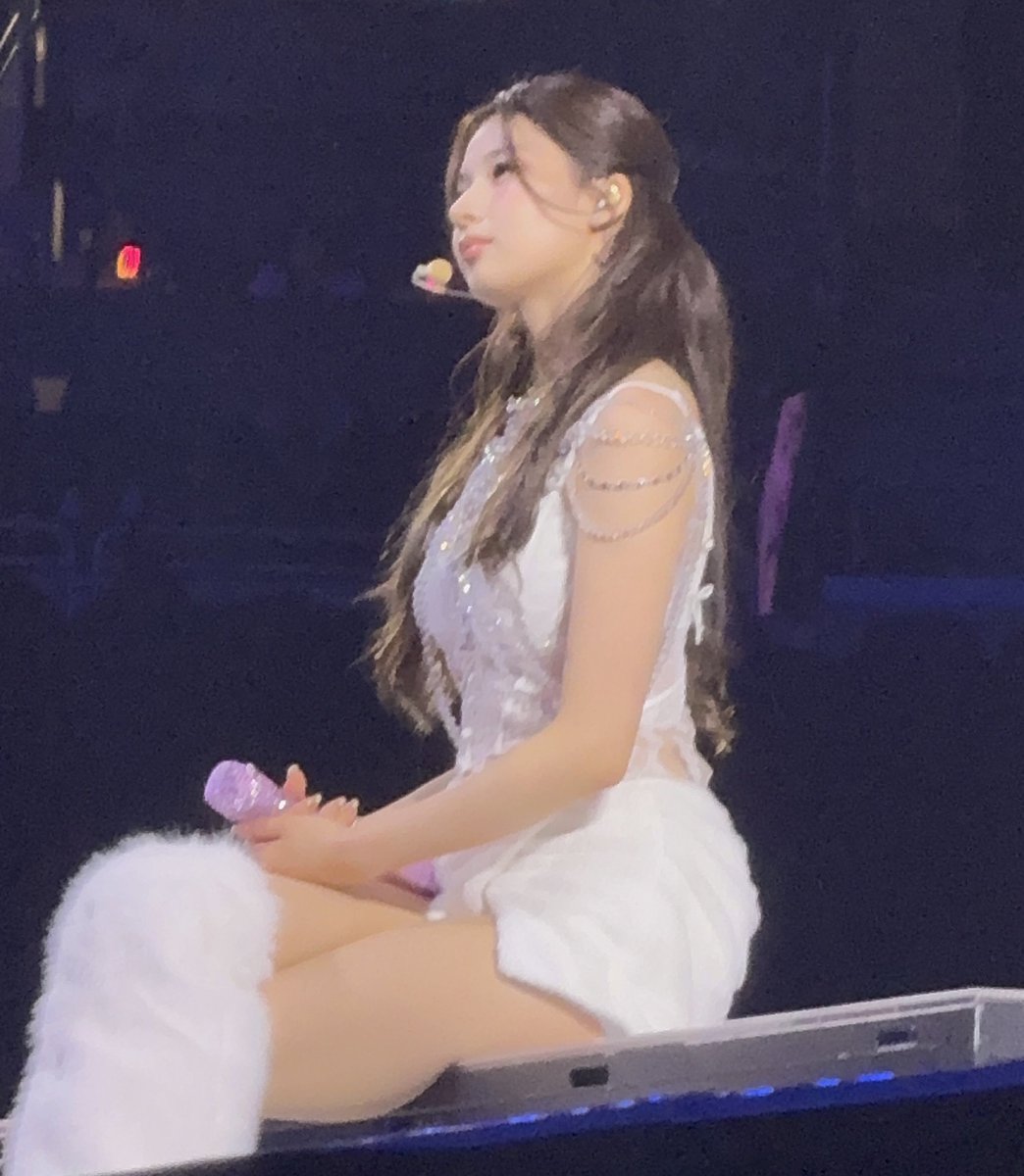 sana's side profile.. do i say any more? #TWICE