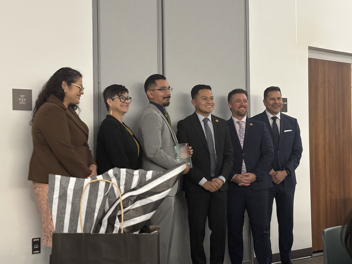 JIEsparza_SHS's tweet photo. All Glory to God!Tonight I am humbled and honored to have been named a Team SISD Elite 8 Teacher of the Year!My village is strong and I could not do what I do without any of them.This one is for our Socorro Bulldogs who teach me what it means to show up every day!De puro corazon! https://t.co/SWDib9JelK
