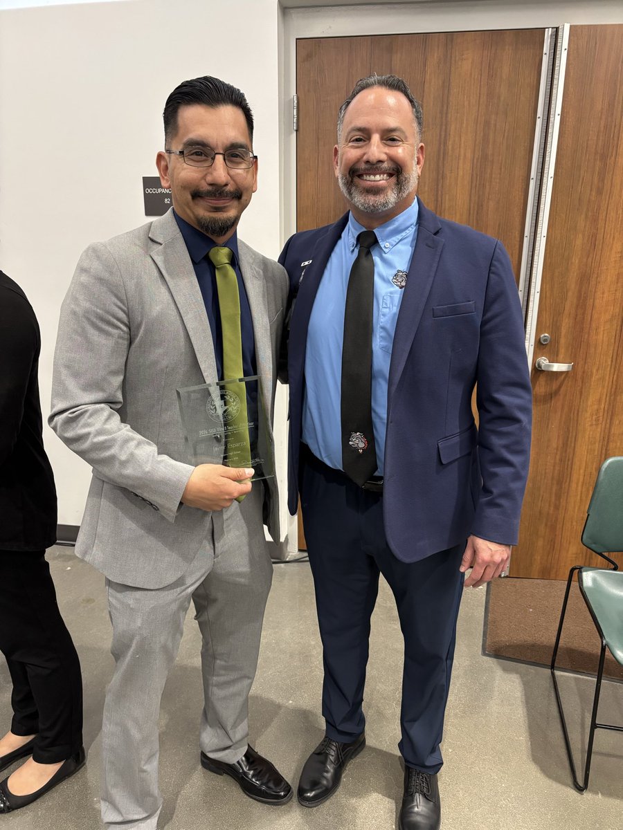 JIEsparza_SHS's tweet photo. All Glory to God!Tonight I am humbled and honored to have been named a Team SISD Elite 8 Teacher of the Year!My village is strong and I could not do what I do without any of them.This one is for our Socorro Bulldogs who teach me what it means to show up every day!De puro corazon! https://t.co/SWDib9JelK