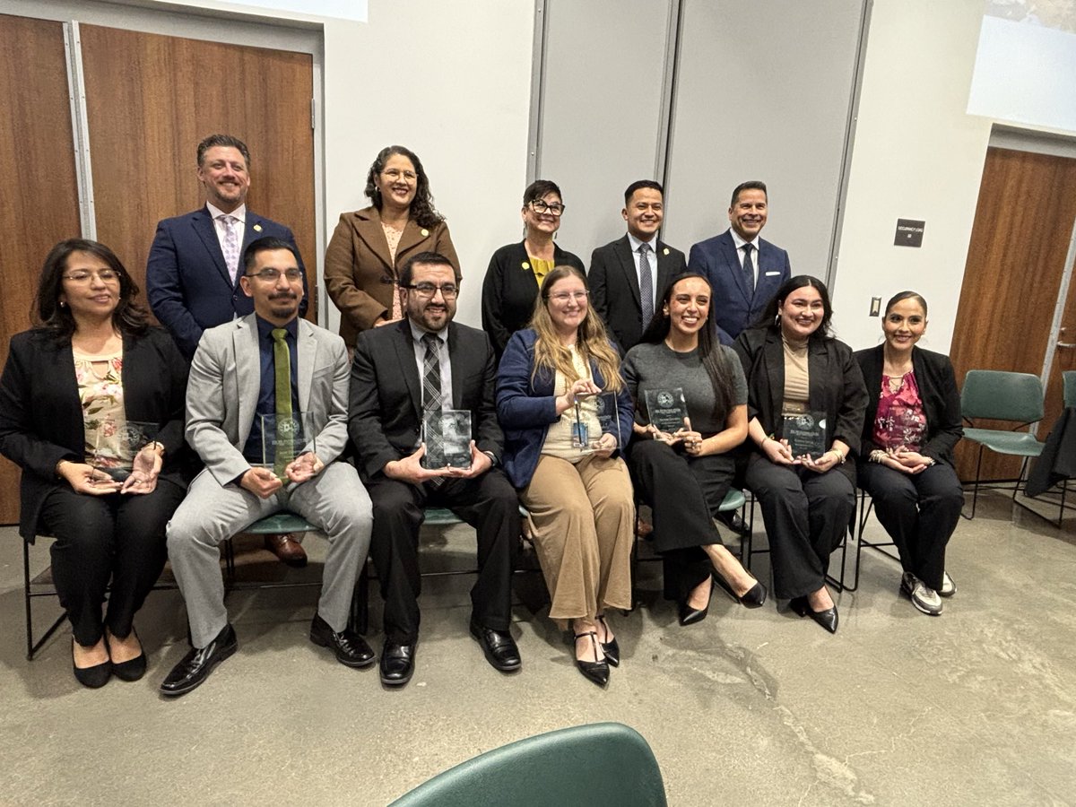 JIEsparza_SHS's tweet photo. All Glory to God!Tonight I am humbled and honored to have been named a Team SISD Elite 8 Teacher of the Year!My village is strong and I could not do what I do without any of them.This one is for our Socorro Bulldogs who teach me what it means to show up every day!De puro corazon! https://t.co/SWDib9JelK
