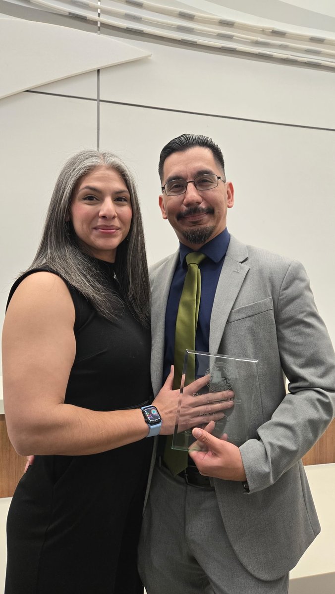 JIEsparza_SHS's tweet photo. All Glory to God!Tonight I am humbled and honored to have been named a Team SISD Elite 8 Teacher of the Year!My village is strong and I could not do what I do without any of them.This one is for our Socorro Bulldogs who teach me what it means to show up every day!De puro corazon! https://t.co/SWDib9JelK