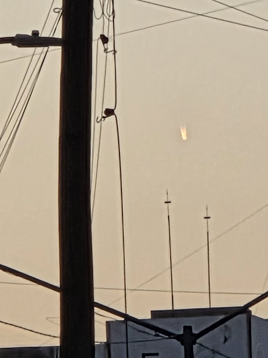_karimtz_'s tweet photo. Que será esto que se vio en el #cielo de #cdmx? Será un meteorito? Se veía que caía muy lento. https://t.co/Xl9g6M6q17